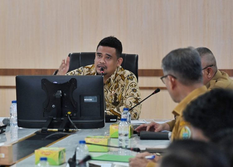 Gubernur Sumut, Muhammad Bobby Afif Nasution tengah) saat, Rapat Pembahasan Tindak Lanjut Aksi Damai dan Evaluasi Operasional PT TPL, di Ruang Rapat Lantai II Kantor Gubernur.(Satunusantara news/HO-Diskominfo Sumut).