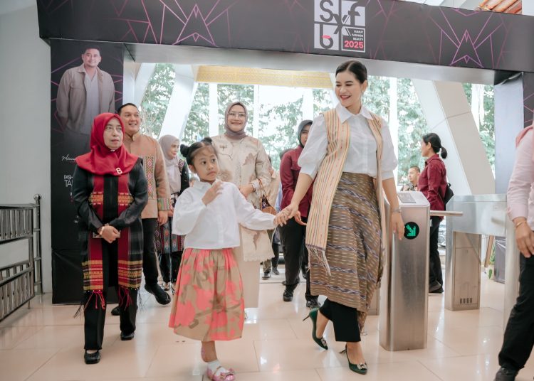 Ketua Dekranasda Sumut Kahiyang Ayu (kanan) pada acara penutupan SFB 2025 di Museum Negeri Sumut.(Satunusantara news/HO-Diskominfo Sumut).