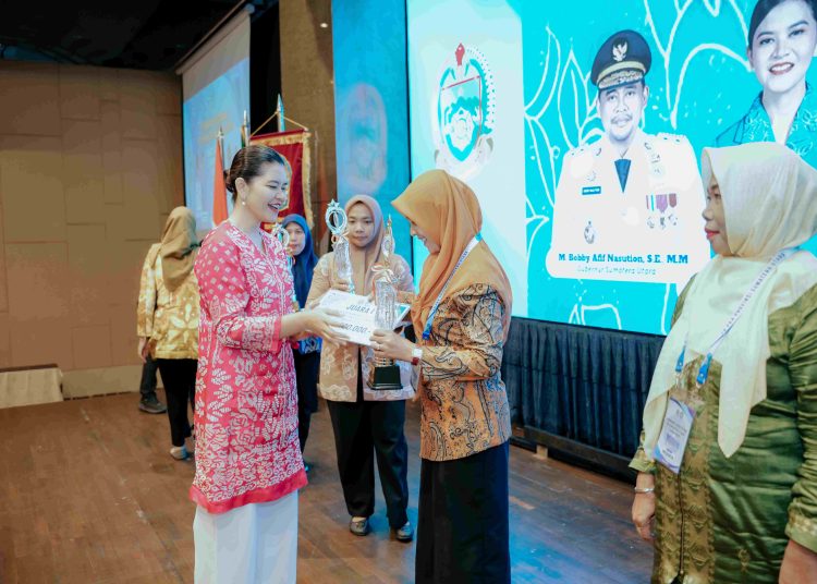 Ketua TP PKK Provinsi Sumut, Kahiyang Ayu (kiri) saat menyerahkan hadiah kepada  para pemenang kegiatan Jambore Kader PKK Tingkat Provinsi Sumut Tahun 2025.(Satunusantara news/HO-Diskominfo Sumut)