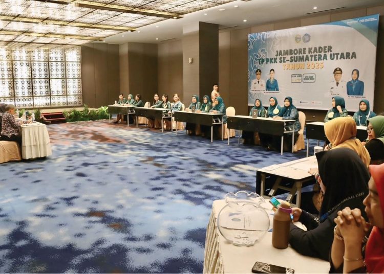 Staf Ahli I TP PKK Provinsi Sumut,  Titiek Sugiharti, saat meninjau pelaksanaan Perlombaan UP2K serta Lomba Cerdas Cermat PKK dalam rangka Jambore Kader PKK Sumut Tahun 2025.(Satunusantara news/HO-Diskominfo Sumut).