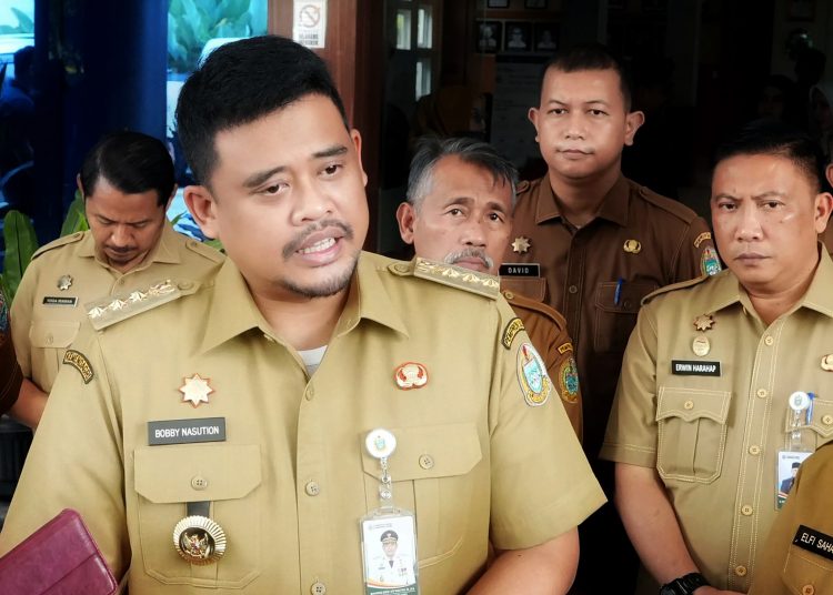 Kepala Dinas Kominfo Sumut Erwin Hotmansyah Harahap (kanan) saat mendampingi Gubernur Sumut Muhammad Bobby Afif Nasution (kiri)  saat menjawab pertanyaan wartawan di Medan, belum lama ini.(Satunusantara news/HO-Diskominfo Sumut)