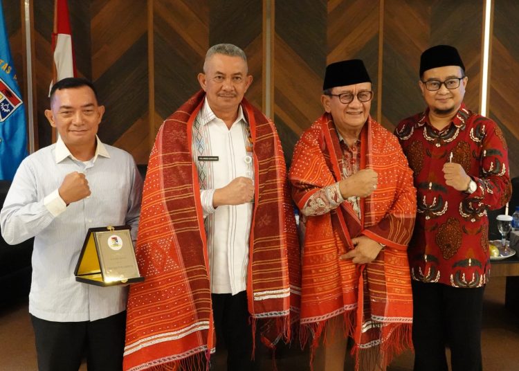Penjabat Sekdaprov Sumut Sulaiman Harahap (dua kiri) foto bersama dengan tokoh birokrasi, Dr RE Nainggolan MM,  pada bedah buku  di Mini Hall Kampus Utama UNPRI Medan.(Satunusantara news/HO-Diskominfo Sumut).