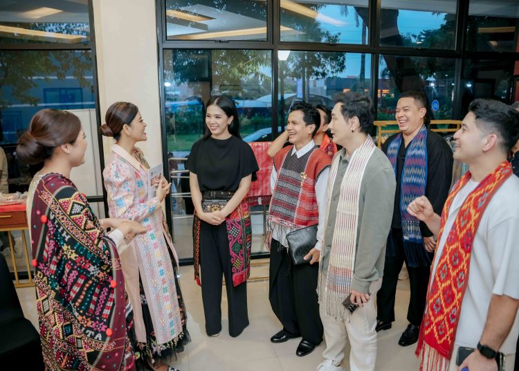 Ketua Dekranasda Provinsi Sumut Kahiyang Ayu (dua kiri) pada Peringatan Hari Ulos Nasional Tahun 2025 di Anjungan Sumut, TMII, Jakarta.(Satunusantara news/HO-Diskominfo Sumut)