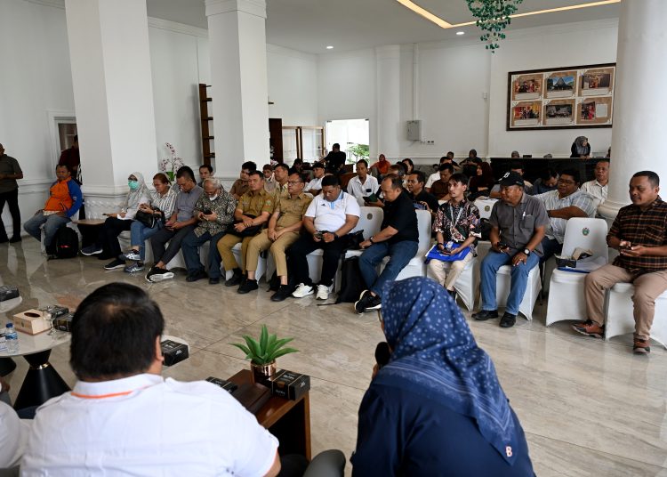 Plt Kepala Dinas Perumahan dan Kawasan Permukiman (Perkim) Sumut, Muhammad Suib, dalam konferensi pers di Lobby Dekranasda Sumut, Kantor Gubernur.(Satunusantara news/HO-Diskominfo Sumut).