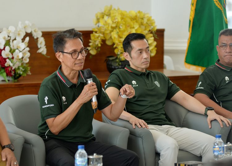 Wakil Ketua PB PASI Tigor Tanjung (kiri)  dalam konferensi pers di Lobby Dekranasda, Kantor Gubernur Sumut.(Satunusantara news/HO-Diskominfo Sumut)