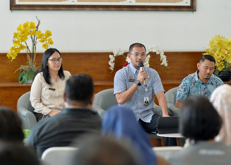 Kepala Dinas Pendidikan Sumut,  Alexander Sinulingga  (tengah)   pada 
Temu Pers di Lobby Dekranasda, Kantor Gubernur Sumut.(Satunusantara news/HO-Diskominfo Sumut