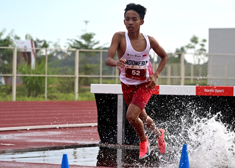 Pelari Indonesia Nashat Abdul Kholik, melakukan lompatan air pada final lari halang rintang 2.000 meter U18 Kejuaraan Atletik Asia Tenggara di Stadion Madya Ateletik Kawasan Sport Centre Sumut, Kabupaten Deliserdang.(Satunusantara news/HO-Diskominfo Sumut)