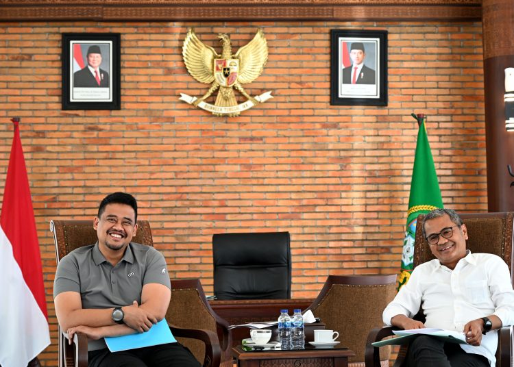 Gubernur Sumut Muhammad Bobby Afif Nasution (kiri) saat menerin kunjungan Bupati Nias Ya'atulo Gulo  di Kantor Gubernur Sumut.(Satunusantara news/HO-Diskominfo Sumut).