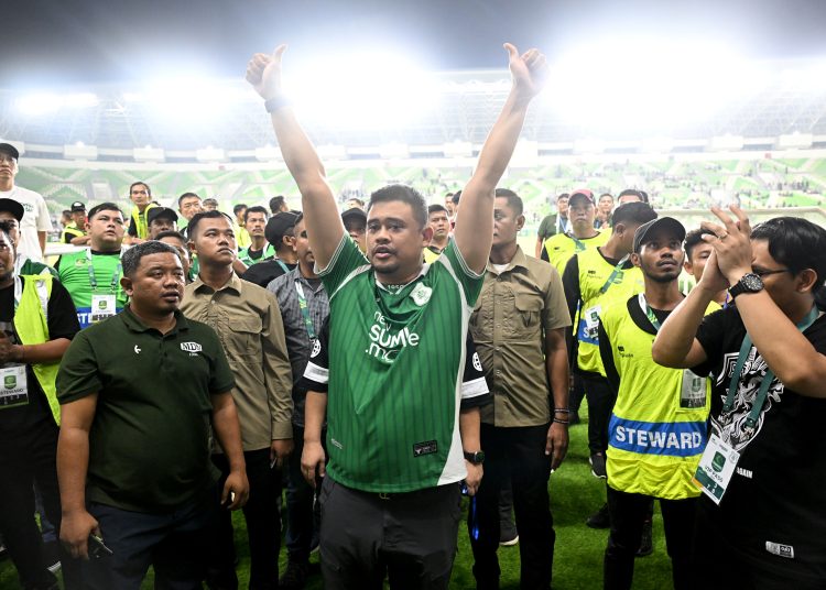 Gubernur Sumut  Bobby Nasution (tengah) pada pertandingan PSMS Medan, lawan Garudayaksa FC  di Stadion Utama Sumut, Kabupaten Deliserdang.(Satunusantara news/HO-Diskominfo Sumut).