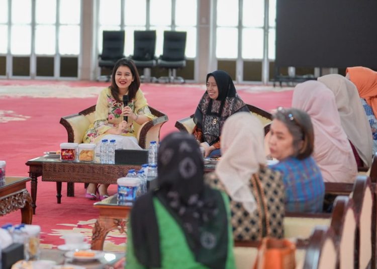 Ketua TP PKK Sumut Kahiyang Ayu (kiri) saat pertemuan dengan pengurus DWP dan PKK Sumut, di Aula Tengku Rizal Nurdin, di Rumas Dinas  Gubernur Sumut.(Satunusantara news/HO-Diskominfo Sumut)
