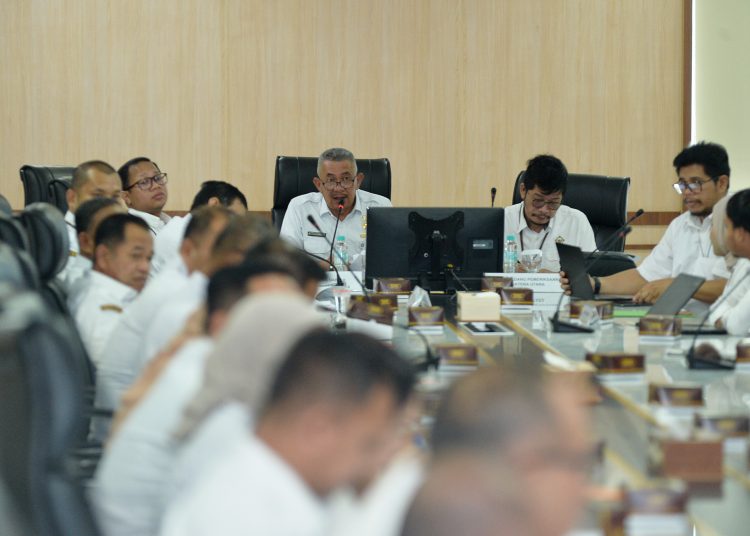 Sekdaprov Sumut Sulaiman Harahap (tengah) saat  melaksanakan Entry Meeting Pemeriksaan Kepatuhan Atas Belanja Barang dan Jasa Pemprov Sumut Tahun Anggaran 2025, di Ruang Rapat 1 Lantai 2, Kantor Gubernur Sumut.(Satunusantara news/HO-Diskominfo Sumut).