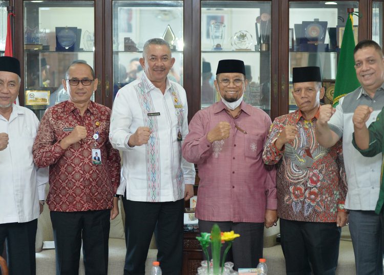 Penjabat Sekdaprov Sumut Sulaiman Harahap (kemeja putih) saat menerima sejumlah Tokoh Ulama Sumut di Ruang Kerja Sekdaprov, Kantor Gubernur Sumut.(Satunusantara news/HO-Diskominfo Sumut)