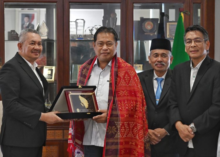 Pejabat Sekdaprov Sumut, Sulaiman Harahap (kiri) saat menyerahkan cendramata kepada Deputy Minister for Ministry of Food Industry, Commodity and Regional Development Sarawak Abdul Rahman Bin Ismail,  di Kantor Gubernur Sumut.(Satunusantara news/HO-Diskominfo Sumut)
