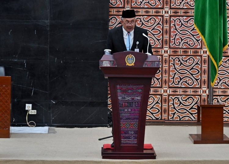 Penjabat Sekdaprov Sumut Sulaiman Harahap, saat membacakan tanggapan Gubernur Sumut terhadap pemandangan umum fraksi DPRD Sumut.(Satunusantara news/HO-Diskominfo Sumut).