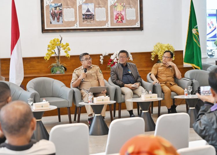 Wakil Pimpinan Perum Bulog Sumut, Erwin Budiana (tengah) saat Temu Pers di Lobby Dekranasda, Kantor Gubernur Sumut.(Satunusantara news/HO-Diskominfo Sumut)