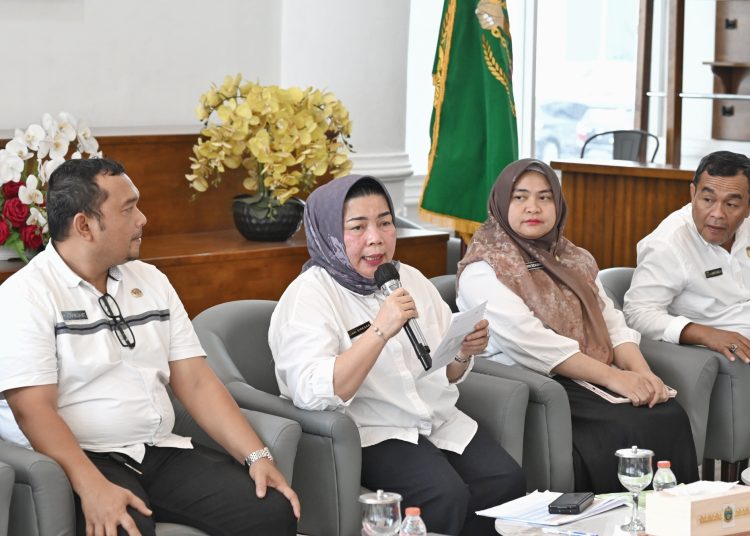 Kepala Dinas Ketenagakerjaan Sumut, Yuliani Siregar dalam Temu Pers di Lobby Dekranasda, Kantor Gubernur Sumut.(Satunusantara news/HO-Diskomnfo Sumut).