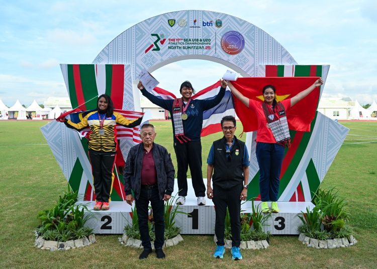 Wakil Ketua PB PASI , Tigor Tanjung (kanan bawah) saat foto bersama pada Upacara Penghormatan Pemenang nomor Lempar Cakram U18 Putri Kejuaraan Atletik Asia Tenggara U18 dan  U20 di Stadion Madya Atletik, Sumut Sport Center, Kabupaten Deli Serdang.(Satunusantara news/HO-Diskominfo Sumut)
