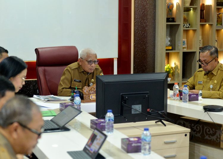 Wagub Sumut,  Surya (tengah) saat mengikuti Rakor Pengendalian Inflasi Daerah yang dipimpin Mendagr) Tito Karnavian secara virtual dari Kantor Gubernur Sumut.(Satunusantara news/HO-Diskominfo Sumut)