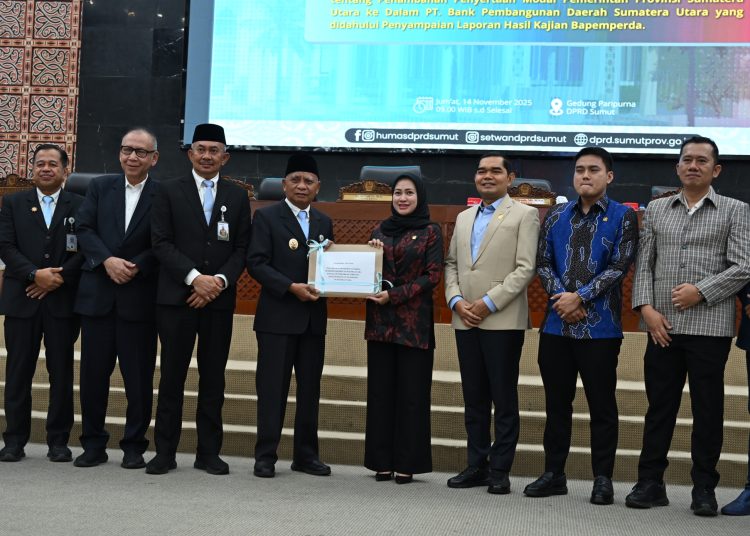 Wakil Gubernur Sumut, Surya (nomor empat kiri) saat menyerahkan Ranperda tentang penambahan penyertaan modal Bank Sumut kepada Ketua DPRD Sumut, Erni Ariyanti.(Satunusantara news/Ho-Diskominfo Sumut).