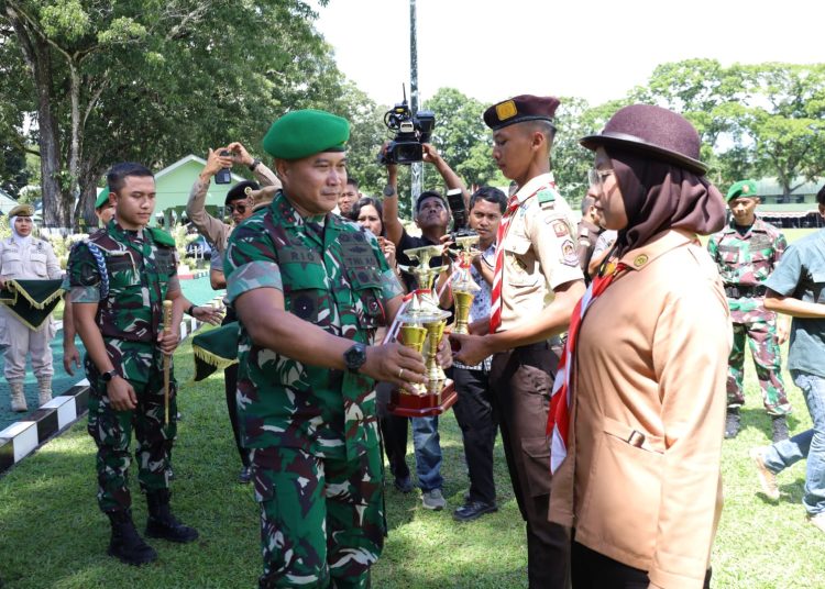 Pangdam I/BB Mayjen TNI Rio Firdianto (kiri) saat menyerahkan penghargaan kepada peserta KKRI terfavorit putra dan putri di Rindam I/BB Pamatang Siantar.(Satunusantara news/HO-Pendam I/BB).