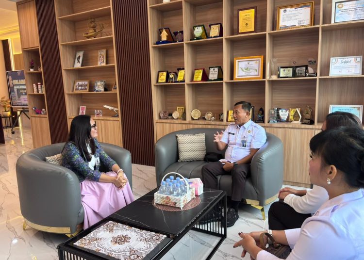 Kabag Tata Usaha dan Umum Kanwil Ditjen Imigrasi Sumut, Ma’mum (tengah) saat diterima  oleh Kepala Dinas Perpustakaan dan Arsip Provinsi Sumut, Desni Maharani Saragih (kiri) di Kantor Dinas Perpustakaan dan Arsip Sumut.(Satunusantara news/HO-Kanwil Ditjen Imigrasi Sumut).
