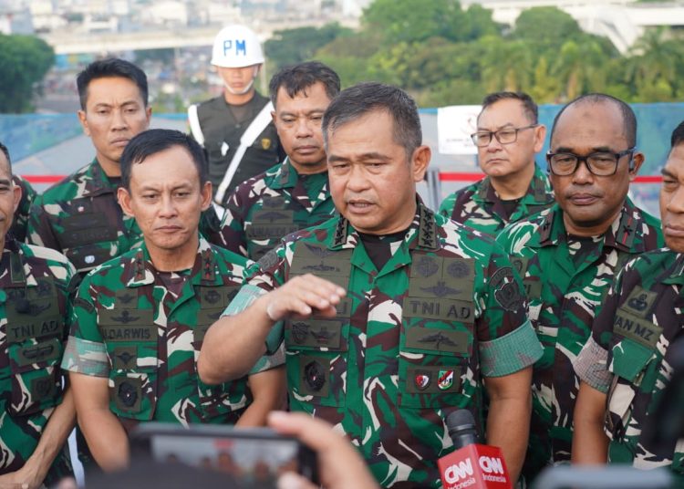 Kasad Jenderal TNI Maruli Simanjuntak (tengah) memberikan keterangan kepada wartawan, saat kunjungan kerjanya di Makodam II/Sriwijaya, Palembang.(Satunusantara news/HO-Dispenad).
