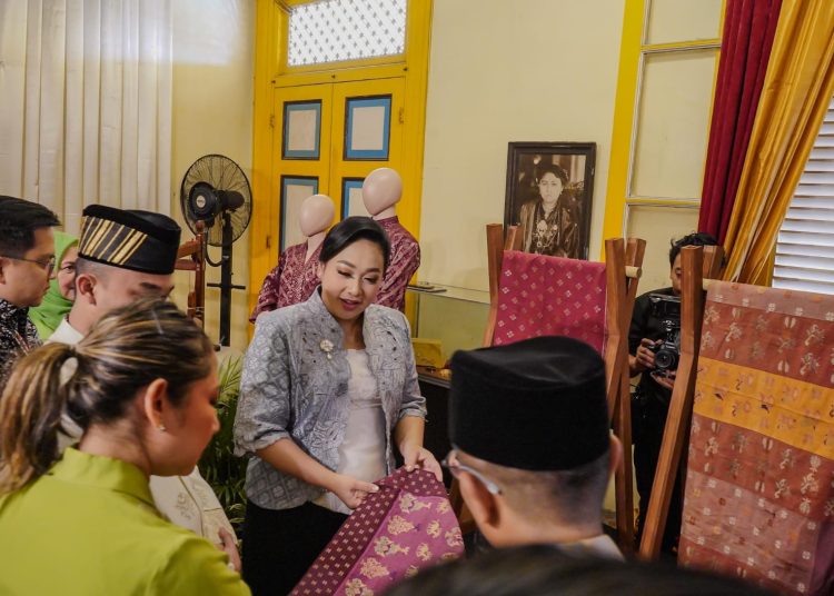Ketua Dekranasda) Kota Medan, Airin Rico Waas (tengah) pada  pembukaan kegiatan Pembinaan Wastra Warna Alam Tenun Songket Melayu,  di Balairung Istana Maimun.(Satunusantara news/HO-Diskominfo Medan).