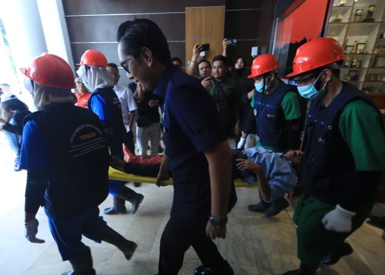 Wali Kota Medan Rico Tri Putra Bayu Waas (tengah) saat mengangkat ASN  yang mengalami luka  berat pada simulasi  bencana gempa bumi di Balaikota Medan.(Satunusantara news/HO-Diskominfo Medan).