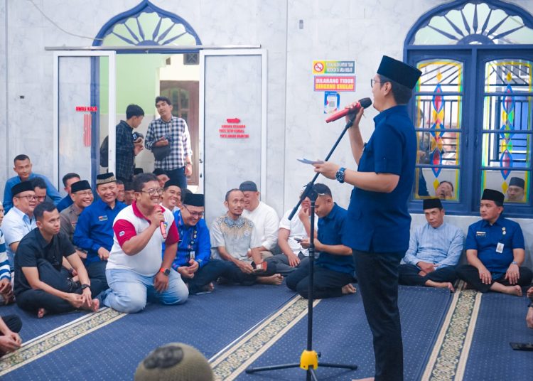 Wali kota Medan, Rico Tri Putra Bayu Waas, saat Safari Asar di  Masjid Nurul Islam, di Jalan S.Parman, Kecamatan Medan Baru, Kota Medan.(Satunusantara news/HO-Diskominfo Medan).