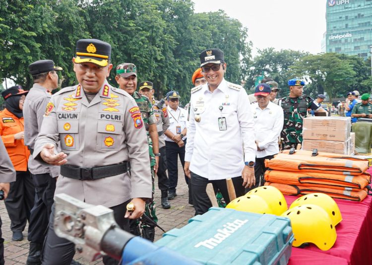 Wali kota Medan, Rico Tri Putra Bayu Waas (kanan) saat meninjau peralatan bencana  usai  Apel Tanggap Darurat Bencana Hidrometeorologi yang digelar Polrestabes Medan, di Lapangan Benteng Medan.(Satunusantara news/HO-Diskominfo Medan)