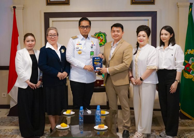 Wali kota Medan, Rico Tri Putra Bayu Waas (tiga kiri) saat menerima undangan
dari Ketua Panitia bersama, Bobby C.Halim.(Satunusantara news/HO-Diskominfo Medan).