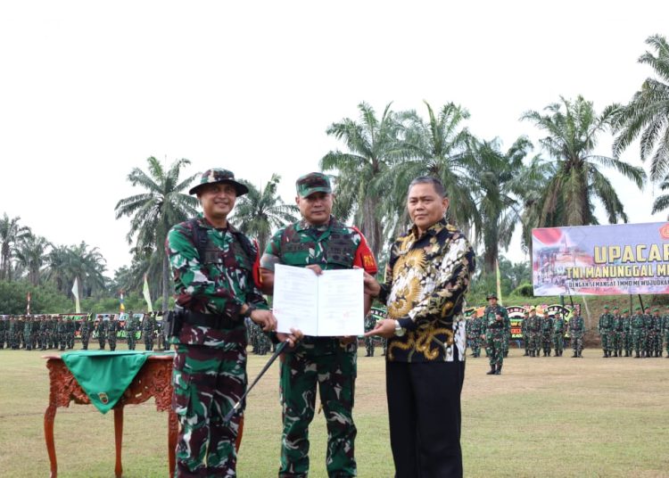 Pangdam I/BB  Mayjen TNI Rio Firdianto (tengah) pada penutupan TMMD ke-126 Tahun Anggaran 2025, Kodim 0204/DS di Lapangan Sepak Bola PT KHI, Desa Hevea, Kecamatan Dolok Masihul, Kabupaten Serdang Bedagai.(Satunusantara news/HO-Pendam I/BB).