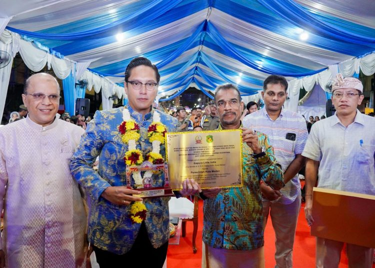 Wali kota Medan, Rico Tri Putra Bayu Waas (dua kiri) saat menerima cendra mata pada  perayaan Deepavali tahun 2025 di Little India, Medan.(Satunusantara newsHO-Diskominfo Medan)