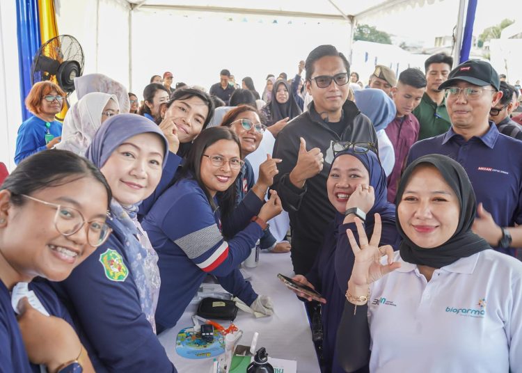 Wali kota Medan Rico Tri Putra Bayu Waas (tengah) saat menghadiri puncak peringatan HKN 2025 di Lapangan Merdeka Medan.(Satunusantara news/HO-Diskominfo Medan).