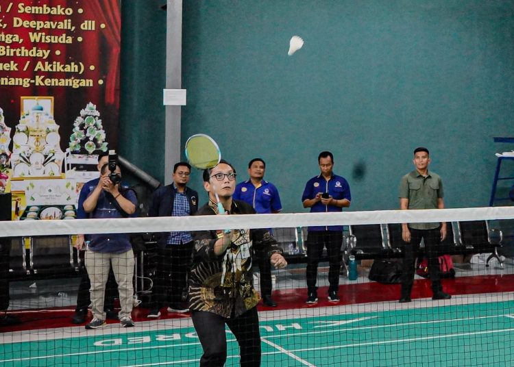 Wali kota Medan, Rico Tri Putra Bayu Waas, bermain bulu tangkis saat  membuka Nasdem Cup Open Turnamen 2025 di Lapangan Badminton Medan.(Satunusantara news/HO-Diskominfo Medan).
