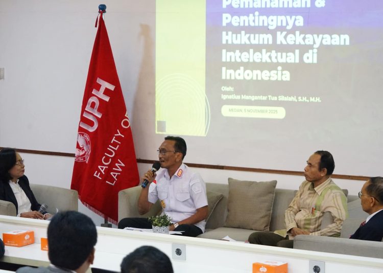 Kakanwil Kemenkum Sumut, Ignatius Mangantar Tua Silalahi (tengah) saay kegiatan Seminar Nasional di Aula Universitas Pelita Harapan Medan.(Satunusantara news/HO-Kemenkum Sumut)