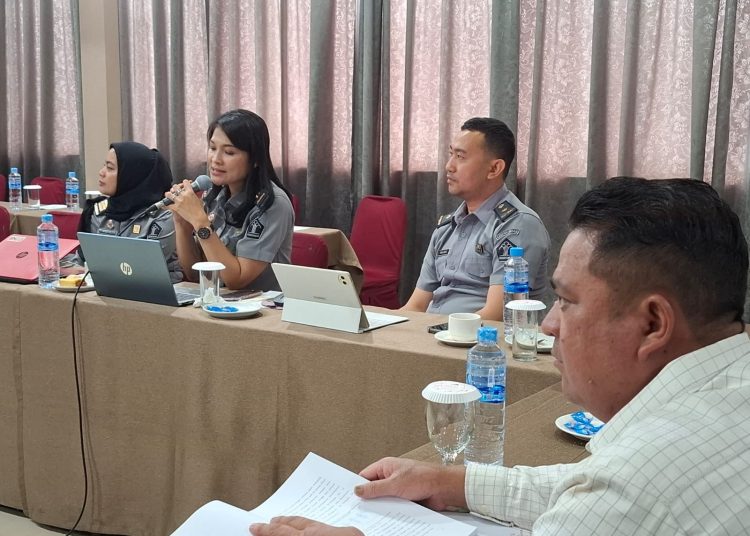 Perancang Peraturan Perundang-Undangan dari Kanwil Kemenkum Sumut, Yuli Rosdiana (tengah) saat membahas Ranperda Kabupaten Sergai tentang Pengelolaan Sampah.(Satunusantara news/HO-Kemenkum Sumut).