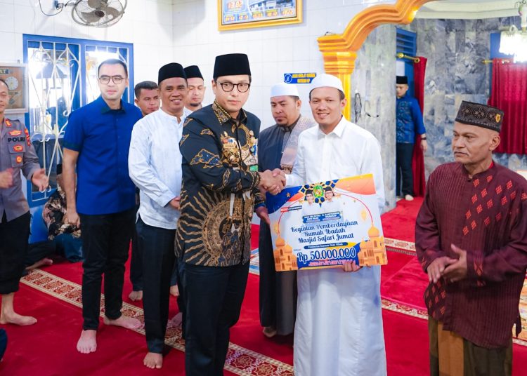 Wali kota Medan, Rico Tri Putra Bayu Waas (kiri) saat menyerahkan bantuan kepada Pengurus  Masjid Al-Falah, di Perumnas Helvetia, Kecamatan Medan Helvetia.(Satunusantara news/HO-Diskominfo Medan).