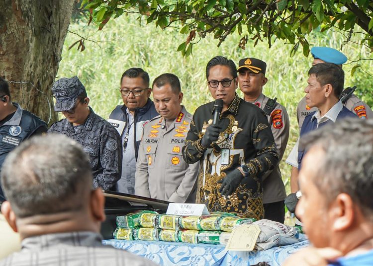 Wali Kota Medan, Rico Tri Putra Bayu Waas (tengah)  saat menghadiri temu pers Operasi Pemulihan Kawasan Narkoba Terpadu di Jalan Balai Desa, Lingkungan Pria Laut 3, Kampung Lalang, Kecamatan Medan Sunggal.(Satunusantara news/HO-Diskominfo  Medan).