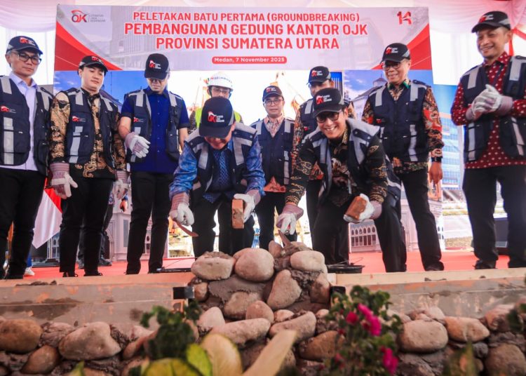 Wali kota Medan Rico Tri Putra Bayu Waas (dua kanan) saat melakukan Groundbreaking Pembangunan Gedung Kantor OJK Sumut.(Satunusantara news/HO-Diskominfo Medan).