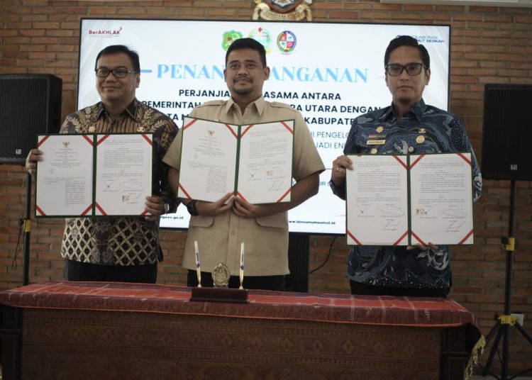 Gubernur Sumut  Muhammad Bobby Afif Nasution (tengah) bersama Wali kota Medan Rico Tri Putra Bayu Waas (kanan) usai menandatangani Perjanjian Kerja Sama Penanganan Sampah Perkotaan melalui pengolahan sampah berbasis teknologi ramah lingkungan menjadi energi listrik di Kantor Gubernur Sumut.(Satunusantara news/HO-Diskominfo Medan).