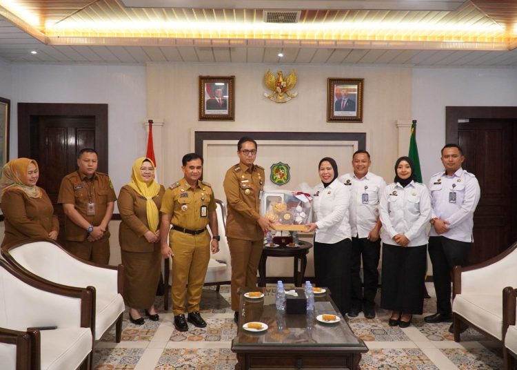 Kepala Seksi Pelayanan Tahanan, Rutan Kelas I Medan, Ronny S. Hutapea, bersama Kepala Unit Pelaksana Teknis (Ka. UPT) Pemasyarakatan Medan sekitar melaksanakan audiensi dengan Wali kota Medan, Rico Tri Putra Bayu Waas, di Kantor Wali kota Medan.(Satunusantara news/HO-Rutan Medan).