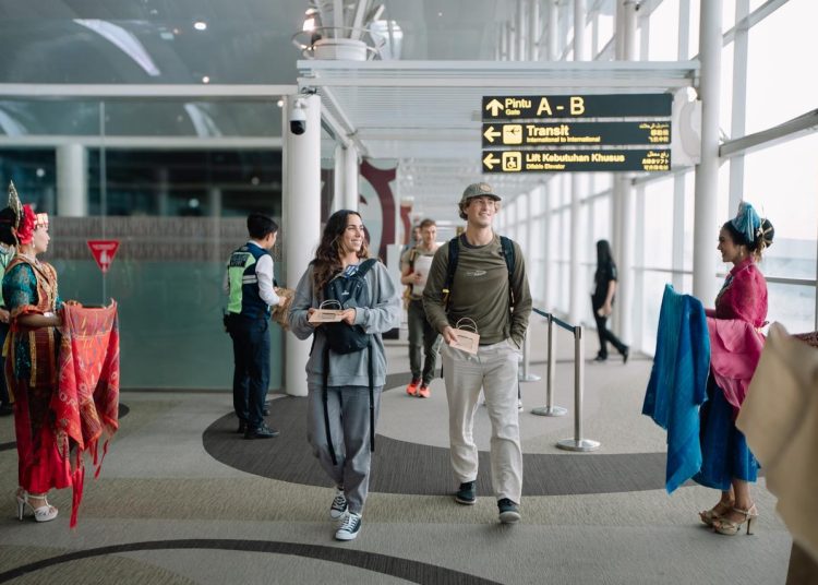 Kedatangan penumpang internasional, saat disambut petugas di Bandara Internasional Kualanamu, Kabupaten Deliserdang.(Satunusantara news/HO-Humas  PT Angkasa Pura Aviasi).