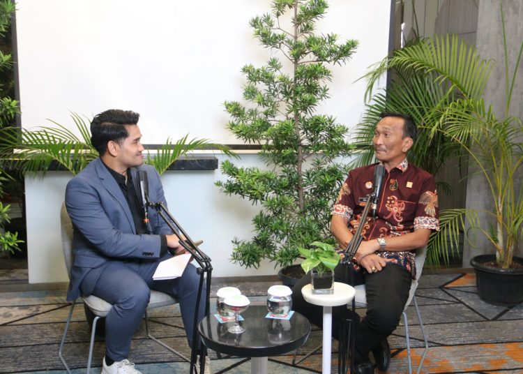 Kakanwil Kemenkum Sumut, Ignatius Silalahi, (kanan) saat dialog Layanan Publik  melalui Live Online Radio.(Satunusantara news/HO-Kanwil Kemenkum Sumut).