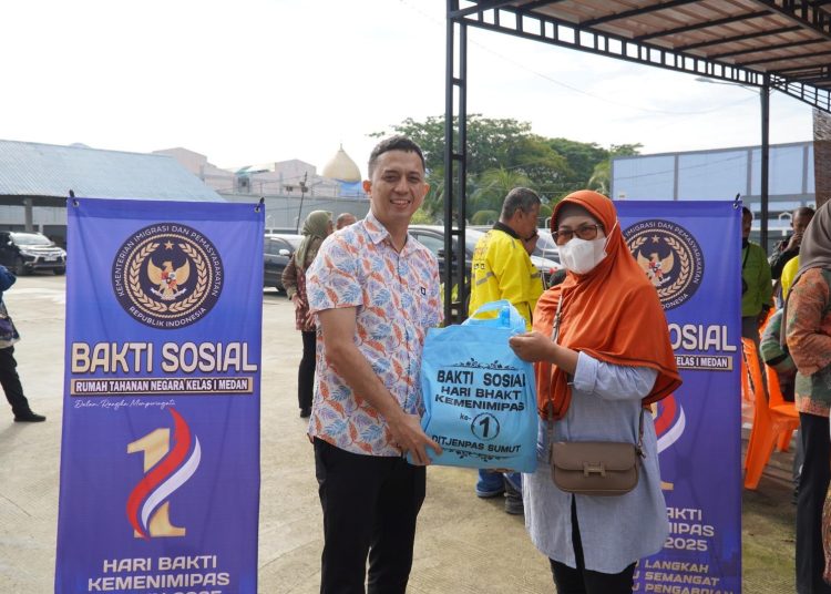 Kepala Rutan Kelas I Medan, Andi Surya (kiri) saaat memberikan bantuan sosial pada kegiatan IMIPAS PEDULI 2025  di Medan.(Satunusantara news/HO-Rutan Kelas I Medan).