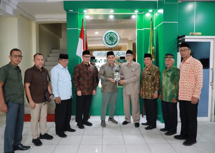 General Manajer PLN UID Sumut, Mundhakir (lima kiri) saat menyerahkan Buku LUTD karnyanya sebagai wujud hadirnya  PLN  untuk masyarakat  Prasejahtera.(Satunusantara news/HO-Humas PLN UID Sumut).