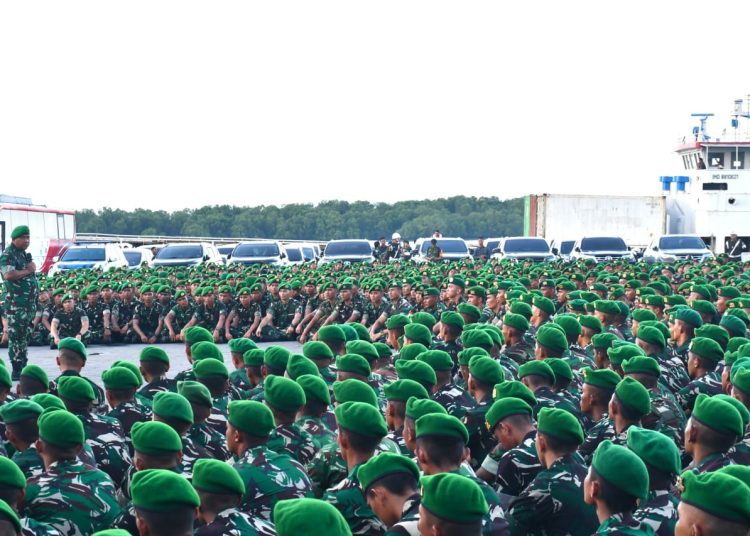 Kasdam I/BB, Brigjen TNI Deki Santoso Pattinaya (berdiri) saat memberikan pengarahan kepada  personel setingkat Brigif dan Yon TP tahap II jajaran Kodam I/BB di Dermaga Ujung Belawan.(Satunusantara news/HO-Pendam  I/BB).
