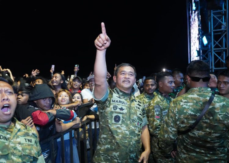 Kasad Jenderal TNI Maruli Simanjuntak (tengah) saat menghadiri acara Pesta Rakyat serta berbaur dengan masyaraka di Kabupaten Banyumas.(Satunusantara news/HO-Dispenad).