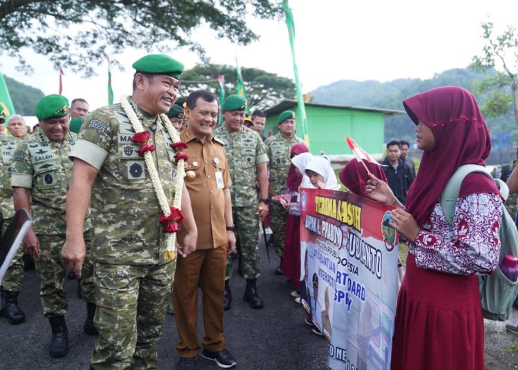 Kasad Jenderal TNI Maruli Simanjuntak, (kiri) pada acara peresmian instalasi pompa hidram di Kecamatan Rawalo, Kabupaten Banyumas, Jawa Tengah.(Satunusantara news/H)-Dispenad).