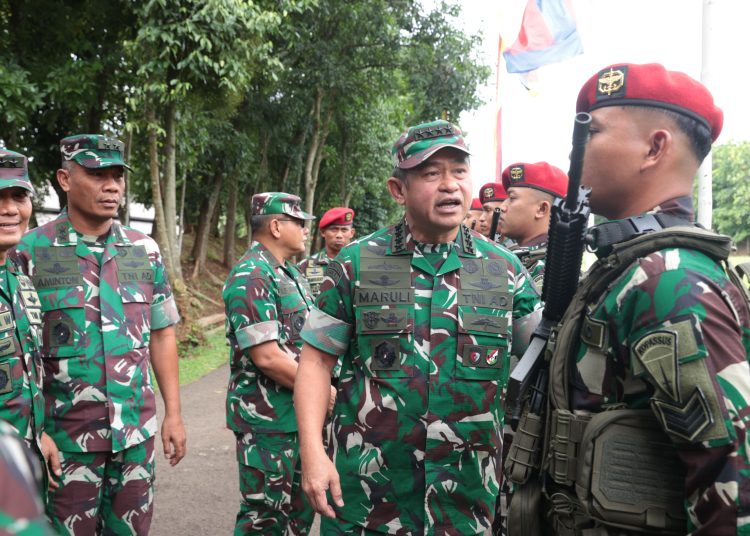Kasad Jenderal TNI Maruli Simanjuntak (tengah) saat  melepas Tim Tembak TNI Angkatan Darat yang akan berlaga pada ajang ASEAN Army Rifle Meet (AARM) ke-33 Tahun 2025 di Singapura. Kegiatan pelepasan berlangsung di Markas Kopassus, Cijantung, Jakarta.(Satunusantara newsHO-Dispenad).